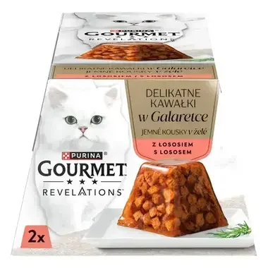 Dvojbalenie Gourmet Revelations s lososom v želé, pohľad spredu, biela mačka a pyramídovitý kúsok krmiva s kôprom.