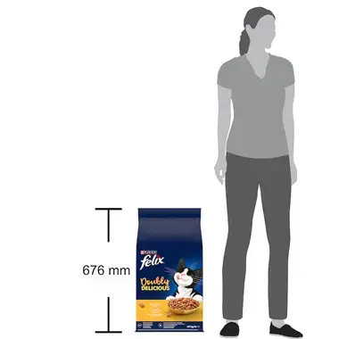 Velké balení krmiva Felix Doubly Delicious 10 kg vedle siluety stojící ženy, výška balení je 676 mm